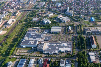 Vue aérienne de Parc industriel Johannes-Kopp-Straße avec le magasin de gros EDEKA Kissel C&C et le magasin d'usine FISCHER Bike-Welt à le quartier Queichheim in Landau in der Pfalz dans le département Rhénanie-Palatinat, Allemagne