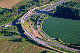 Vue aérienne de Construction d'un nouveau pont à la jonction Landau Nord pour la B272 sur l'autoroute A65 à le quartier Dammheim in Landau in der Pfalz dans le département Rhénanie-Palatinat, Allemagne