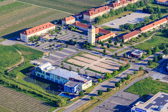Vue aérienne de Le Quartier Hornbach avec salle de fitness Pfitzenmeier Premium Resort Neustadt à Neustadt an der Weinstraße dans le département Rhénanie-Palatinat, Allemagne
