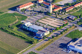 Vue aérienne de Le Quartier Hornbach avec salle de fitness Pfitzenmeier Premium Resort Neustadt à Neustadt an der Weinstraße dans le département Rhénanie-Palatinat, Allemagne