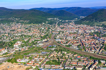Vue aérienne de Vue de la ville depuis l'est avec Gleisdreieck à Neustadt an der Weinstraße dans le département Rhénanie-Palatinat, Allemagne
