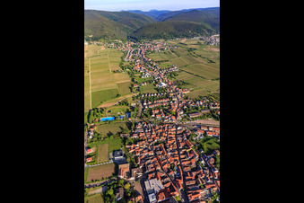 Vue aérienne de Kurpfalzstraße depuis l'est à le quartier Mußbach in Neustadt an der Weinstraße dans le département Rhénanie-Palatinat, Allemagne