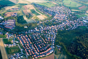 Vue aérienne de Vue des rues et des maisons dans les quartiers résidentiels à Volkertshausen dans le département Bade-Wurtemberg, Allemagne