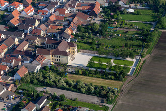 Vue aérienne de Jardin du château de Hallberg à Fußgönheim dans le département Rhénanie-Palatinat, Allemagne
