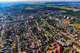 Vue aérienne de Vue de la ville depuis le nord-ouest à Limburgerhof dans le département Rhénanie-Palatinat, Allemagne
