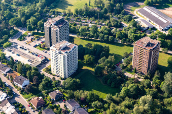 Vue aérienne de Trois immeubles de grande hauteur dans le quartier résidentiel de Woogstraße à Neuhofen dans le département Rhénanie-Palatinat, Allemagne