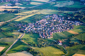 Vue aérienne de Village du nord à le quartier Schlatt unter Krähen in Singen dans le département Bade-Wurtemberg, Allemagne