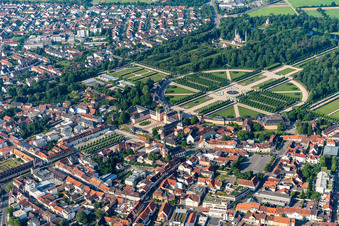 Vue aérienne de Parc rococo du jardin et du palais Schwetzingen à Schwetzingen dans le département Bade-Wurtemberg, Allemagne