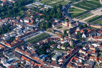 Vue aérienne de Ensemble carré de la Schlossplatz avec des cafés de rue et des arbres d'avenue dans le centre-ville à Schwetzingen dans le département Bade-Wurtemberg, Allemagne