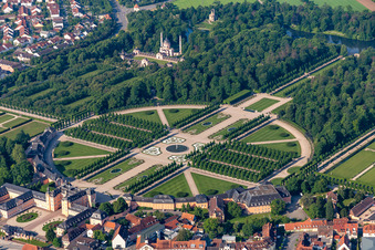 Vue aérienne de Vue du palais Schwetzingen et du jardin baroque français. Le palais servait de résidence d'été aux électeurs du Palatinat et fut construit sous sa forme actuelle à partir de 1697. à Schwetzingen dans le département Bade-Wurtemberg, Allemagne