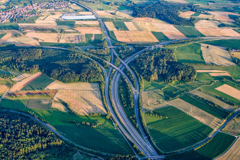 Vue aérienne de Jonction Hegau des autoroutes A98 et A81 à le quartier Beuren an der Aach in Singen dans le département Bade-Wurtemberg, Allemagne