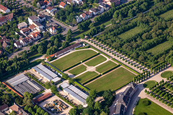 Vue oblique de Jardin du château à Schwetzingen dans le département Bade-Wurtemberg, Allemagne