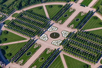 Vue aérienne de Parc rond de style rococo avec arcades et fontaines dans le jardin du château Schwetzingen à Schwetzingen dans le département Bade-Wurtemberg, Allemagne