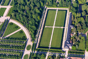 Jardin du château à Schwetzingen dans le département Bade-Wurtemberg, Allemagne d'en haut