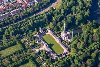 Photographie aérienne de Vue du palais Schwetzingen et du jardin baroque français. Le palais servait de résidence d'été aux électeurs du Palatinat et fut construit sous sa forme actuelle à partir de 1697. à Schwetzingen dans le département Bade-Wurtemberg, Allemagne