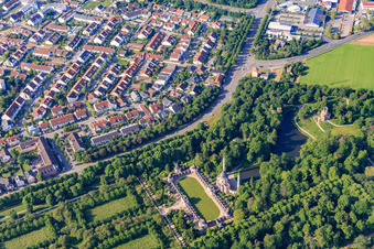 Vue aérienne de Mosquée dans le parc du château de Schwetzingen à Schwetzingen dans le département Bade-Wurtemberg, Allemagne
