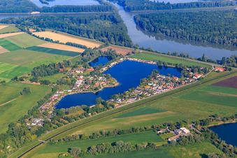 Vue aérienne de Lac Hohwiesensee à Ketsch dans le département Bade-Wurtemberg, Allemagne