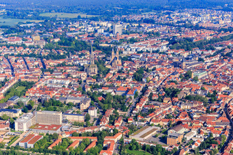 Vue aérienne de Vue de la ville depuis le sud avec l'hôpital de la Fondation des Diacres Speyer et les églises Saint-Joseph et Mémorial de la Protestation à Speyer dans le département Rhénanie-Palatinat, Allemagne