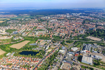 Vue aérienne de Vue de la ville depuis le sud, de part et d'autre de la B39 à Speyer dans le département Rhénanie-Palatinat, Allemagne