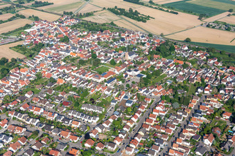 Vue aérienne de Du nord-est à le quartier Heiligenstein in Römerberg dans le département Rhénanie-Palatinat, Allemagne