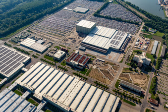 Vue aérienne de Camion Daimler GLC sur l'île de Green à Germersheim dans le département Rhénanie-Palatinat, Allemagne