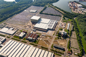 Vue aérienne de Daimler/Mercedes Benz GLC sur l'île de Green à Germersheim dans le département Rhénanie-Palatinat, Allemagne