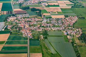 Vue aérienne de Vue du village en bordure des champs agricoles et des terres agricoles à Knittelsheim dans le département Rhénanie-Palatinat, Allemagne