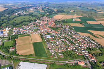 Vue aérienne de Bahnhofstrasse vue de l'est à Rohrbach dans le département Rhénanie-Palatinat, Allemagne