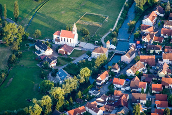 Vue aérienne de Église Saint-Barthélemy à le quartier Beuren an der Aach in Singen dans le département Bade-Wurtemberg, Allemagne