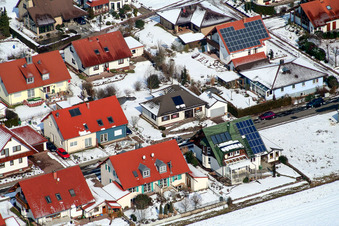 Vue aérienne de Au Storchengraben sous la neige à Freckenfeld dans le département Rhénanie-Palatinat, Allemagne