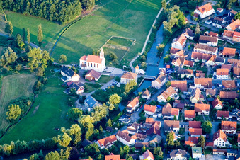 Vue aérienne de Église Saint-Barthélemy à le quartier Beuren an der Aach in Singen dans le département Bade-Wurtemberg, Allemagne