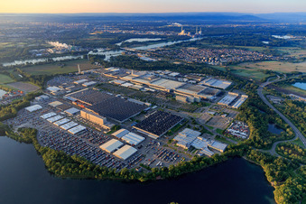 Vue aérienne de Usine automobile de Wörth avec l'usine de camions Daimler et le parc industriel de Wörth GmbH à Wörth am Rhein dans le département Rhénanie-Palatinat, Allemagne