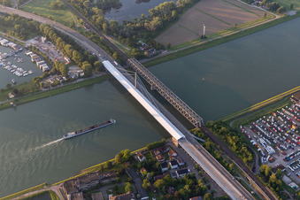 Vue aérienne de Chantiers de construction pour la rénovation de la structure du pont fluvial du pont du Rhin à Maxau à le quartier Knielingen in Karlsruhe dans le département Bade-Wurtemberg, Allemagne