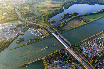 Vue aérienne de Chantier de construction pour la modernisation du pont du Rhin de Maxau pour la B10 à le quartier Maximiliansau in Wörth am Rhein dans le département Rhénanie-Palatinat, Allemagne