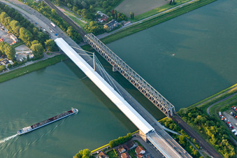Vue aérienne de Chantier de rénovation de la structure du pont routier « Rheinbrücke Maxau » dans le cadre de la modernisation du pont sur le Rhin à le quartier Knielingen in Karlsruhe dans le département Bade-Wurtemberg, Allemagne