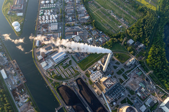 Vue aérienne de Installations électriques de la centrale électrique au charbon d'EnBW Energie Baden-Württemberg AG, centrale à vapeur de Rheinhafen Karlsruhe à le quartier Daxlanden in Karlsruhe dans le département Bade-Wurtemberg, Allemagne