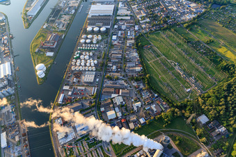 Vue aérienne de Port du Rhin avec Oiltanking Deutschland GmbH & Co. KG à le quartier Mühlburg in Karlsruhe dans le département Bade-Wurtemberg, Allemagne