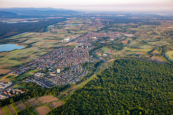 Vue aérienne de Du nord-ouest à le quartier Forchheim in Rheinstetten dans le département Bade-Wurtemberg, Allemagne