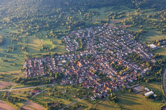 Vue aérienne de De l'ouest à le quartier Ettlingenweier in Ettlingen dans le département Bade-Wurtemberg, Allemagne