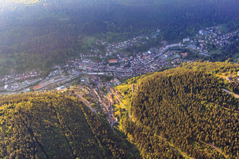 Vue aérienne de Vue de la ville thermale depuis l'ouest à Bad Wildbad dans le département Bade-Wurtemberg, Allemagne