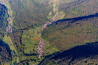 Vue aérienne de Vue du paysage de la vallée de l'Enz entouré par les montagnes de la Forêt-Noire en Sprollenhaus à le quartier Sprollenhaus in Bad Wildbad dans le département Bade-Wurtemberg, Allemagne