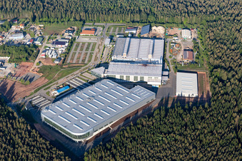 Vue aérienne de Usine de fabrication de véhicules de BNS Boysen Nutzfahrzeug Systeme GmbH&Co.KG sur Albblickstraße à Simmersfeld dans le département Bade-Wurtemberg, Allemagne