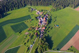 Vue aérienne de Vue du village depuis le nord-est avec l'appartement de vacances Hänel à le quartier Geroldsweiler in Loßburg dans le département Bade-Wurtemberg, Allemagne