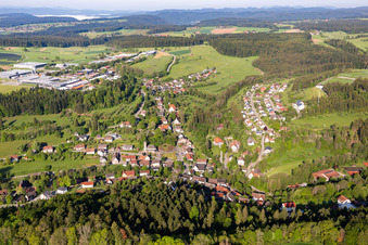 Vue aérienne de Le paysage de vallée entouré de montagnes en Betzweiler à le quartier Betzweiler in Loßburg dans le département Bade-Wurtemberg, Allemagne