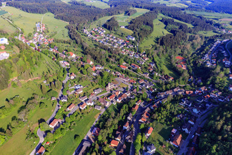 Vue aérienne de Rue Peterzeller à le quartier Betzweiler in Loßburg dans le département Bade-Wurtemberg, Allemagne