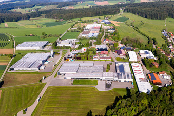 Vue aérienne de Zone industrielle et commerciale avec Uwe Müller GmbH&Co.KG, Rahm Drehtechnik GmbH, Dobergo GmbH & Co. KG, Gebrüder Weiss GmbH, Heinrich Seeger, GROHE Technology AG, Reifendienst Glatthaar, Pewe Weidlich GmbH et REMONDIS Industrie Service GmbH & Co. KG en Betzweiler à le quartier Betzweiler in Loßburg dans le département Bade-Wurtemberg, Allemagne