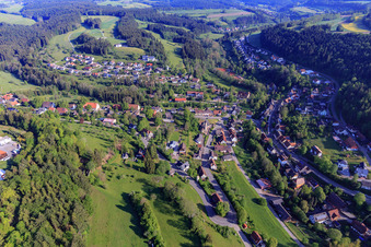 Vue aérienne de Rue Peterzeller à le quartier Betzweiler in Loßburg dans le département Bade-Wurtemberg, Allemagne
