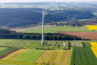 Vue aérienne de Énergie éolienne et système photovoltaïque à Alpirsbach dans le département Bade-Wurtemberg, Allemagne