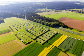 Vue aérienne de Éolienne (WEA) - éolienne sur un champ de panneaux solaires photovoltaïques à côté d'une ligne électrique à haute tension à le quartier Römlinsdorf in Alpirsbach dans le département Bade-Wurtemberg, Allemagne