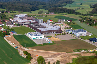 Vue aérienne de Zone industrielle et implantation d'entreprise avec GFV Verschlusstechnik GmbH à le quartier Peterzell in Alpirsbach dans le département Bade-Wurtemberg, Allemagne